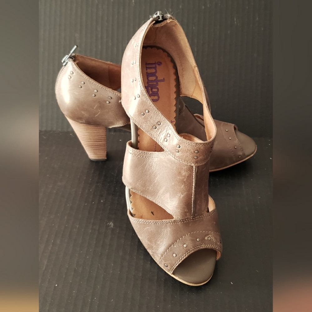 Indigo by Clarks Shoes. Size 10. Grey.